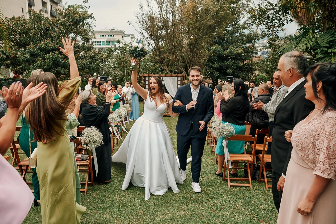 fotografia de casamento no bosque de agrioes em Teresopolis fotos no jardim de casal 087.webp