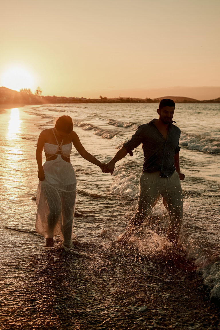 Ensaio pre-wedding na praia com casal ao pôr do sol